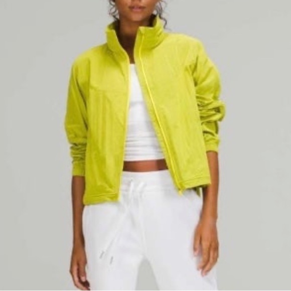 ❤️ Lululemon Lightweight Hooded Jacket in Yellow Serpentine Size 2 NWOT - Picture 2 of 13